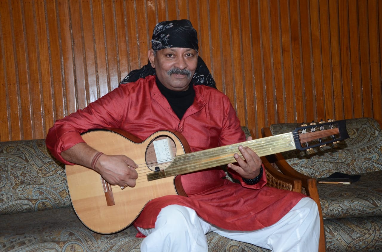 आईआईसी विंटर फेस्टिवल में गिटार वादक सतीश शर्मा ने सप्त गिटार से बांधा समां